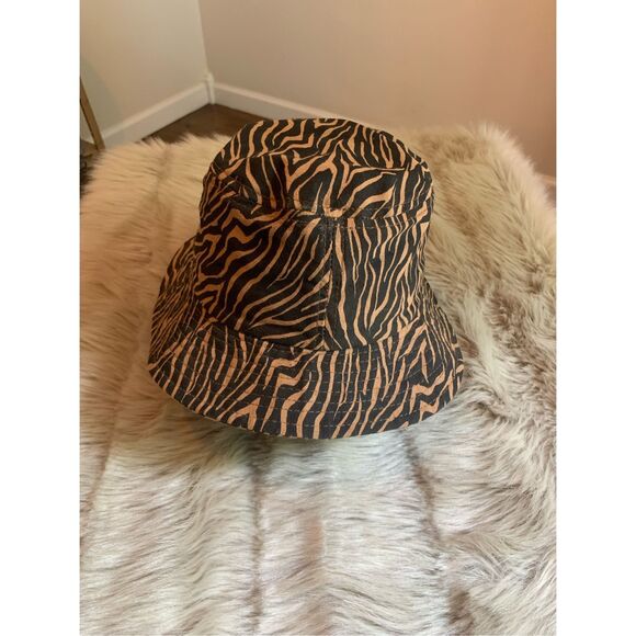 Urban Outfitters Animal Print Bucket Hat - Picture 1 of 4